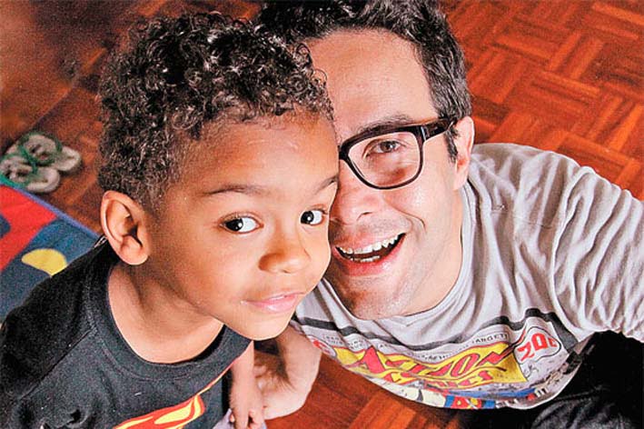 Luis Augusto faz papel de pai e mãe de Ben, cuja escola ainda não definiu se manterá o Dia da Família