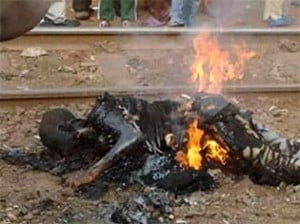 Imagem divulgada pelo Twitter onde um homem é queimado vivo publicamente por ser homossexual | Reprodução