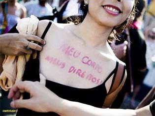 Jovem se manifesta durante a Nova Parada Gay do Rio: inspiração para o movimento "Revolta da Lâmpada"