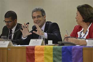 Além da criação do grupo que combaterá violência contra população LGBT, o ministro Arthur Chioro anunciou  mudanças  em  fichas  de  regisro  de hospitais que beneficiarão essa comunidade(Antonio Cruz/Agência Brasil)