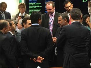 O deputado federal Paulo Pimenta (PT-RS) conversa com os parlamentares durante a eleição para a Comissão de Direitos Humanos e Minorias (Reprodução/Facebook)