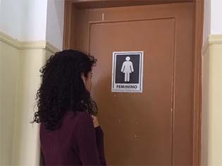 Thifany tem o direito também de usar o banheiro feminino da escola. (Foto: Nicole Melhado / G1)