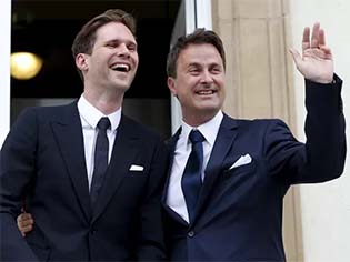 O premiê de Luxemburgo, Xavier Bettel (direita) é primeiro líder gay da União Europeia a se casar (Foto: François Lenoir/Reuters)