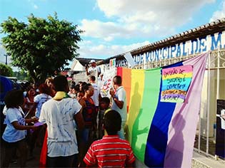 http://www.correio24horas.com.br/blogs/mesalte/populacao-faz-protesto-em-frente-a-hospital-que-negou-atendimento-para-transexual-na-bahia/