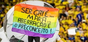 30.jun.2013 - Manifestante protesta durante jogo entre Brasil e Espanha, no Maracanã, e exibe faixa com a inscrição: "Ser gay é.. mara.. aberração é o preconceito"