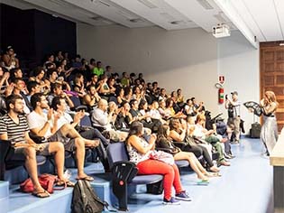 O auditório do prèdio de Geografia e História da USP lotado na abertura do evento. (Foto: Edu Cesar / iG)