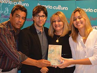 A trajetória de ativismo de Inês teve início em julho de 2014, no lançamento do livro "O Preceptor", do seu filho André Luís Silva. (Reproduçã/Facebook)