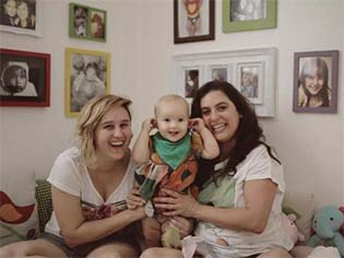 Vídeo produzido pela agência de publicidade NBS mostra famílias como a de Bianca e Renata, mães de Valentina (Foto: NBS / Divulgação)