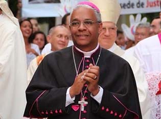 http://blog.opovo.com.br/blogdomaranhao/bispo-de-caico-reafirma-posicao-em-defesa-da-homossexualidade/
